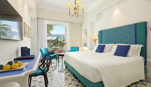 Habitación superior con 1 cama doble o 2 individuales, vistas al jardín