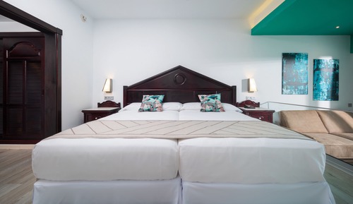 Suite junior, habitaciones comunicadas, vistas al jardín (B2C-CA)