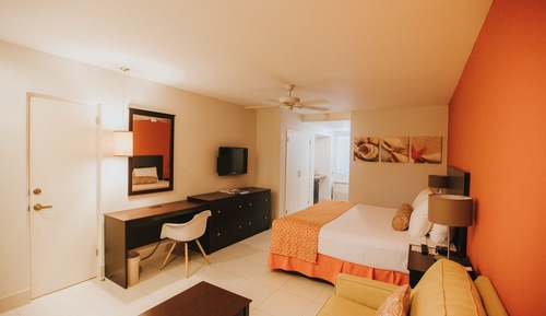 Habitación superior, frigorífico y microondas