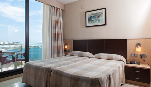 Habitación doble, vistas parciales al mar (2 adultos + 1 niño)