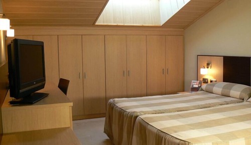 Habitación Doble Abuhardillada (2 Adultos + 1 Niño)