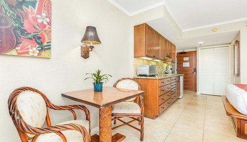 Suite estudio, 2 camas de matrimonio, cocina básica, vistas parciales al mar