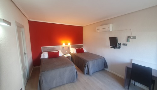 Habitación básica con 2 camas individuales, vistas al jardín