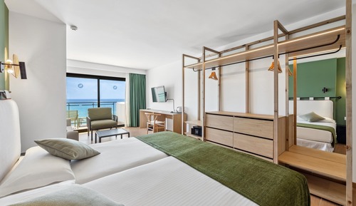Habitación familiar, terraza, vistas al mar (2 Adults + 2 Children)