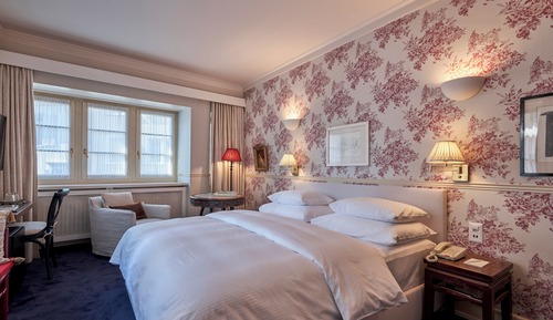 Superior Corner Room