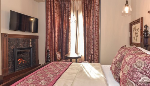 11 Finch Guest House Queen Fireplace