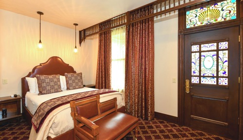 10 Finch Guest House Queen Room with Balcony