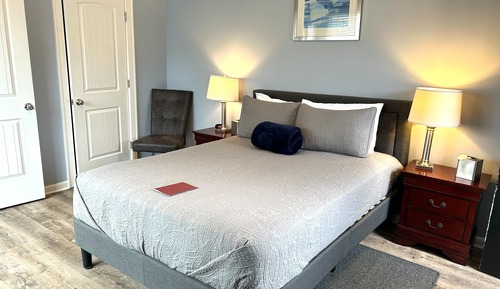 Treadwell Annex #4 - 1 Queen bed