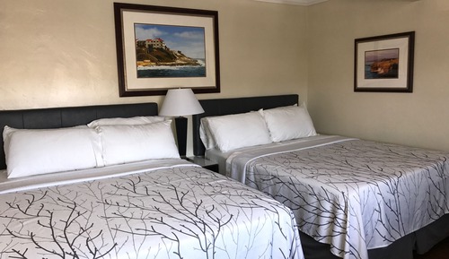 Habitación estándar, 2 camas de matrimonio, balcón, vistas al patio (Not Pet Friendly)