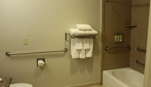 Suite, 1 habitación, bañera accesible (Communications, Mobil, Accessible Tub)