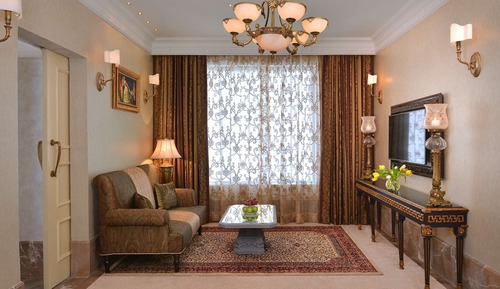 Suite (Prive, 2 Bay Suite with Lounge Access)