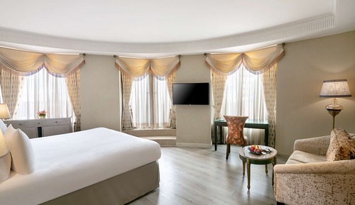 Suite (Crescent, with Lounge Access)