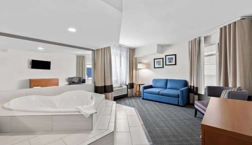 Suite, 1 King Bed Jacuzzi With Heart Shape With Pool View