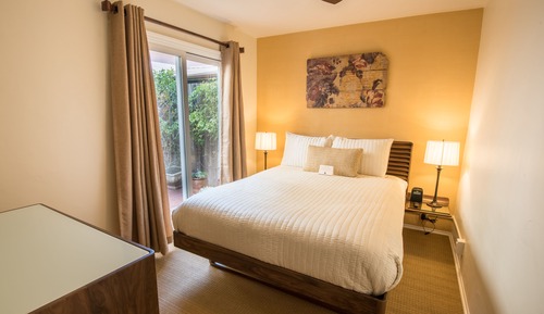Deluxe Studio, 1 Queen Bed (3)