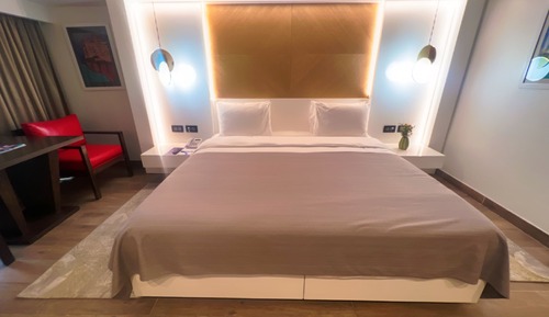 Habitación Deluxe, 1 cama de matrimonio grande, balcón, vistas a la ciudad (Queen Room)