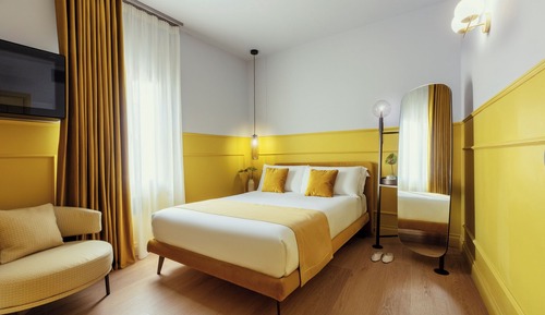Smart Double Room with a French Bed in an Annex Building