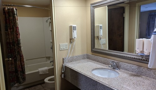 Suite familiar, frigorífico y microondas, junto a la piscina