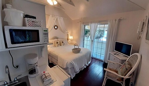 Romantic Studio Suite, Private Bathroom (114 Parrot)