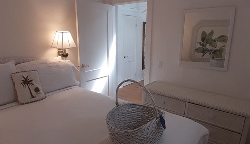 Romantic Bungalow, Private Bathroom (108 Dolphin)