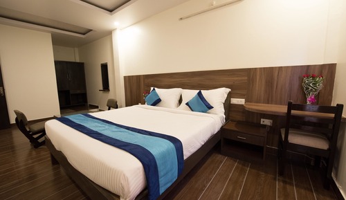 Habitación doble superior, 1 cama de matrimonio grande, vistas a la ciudad