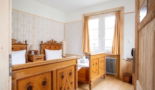 Habitación básica con 2 camas individuales, baño compartido
