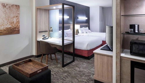 Suite, varias camas, no fumadores, balcón (Hearing Accessible)