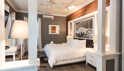 Habitación superior, 1 cama de matrimonio grande, frigorífico y microondas, planta baja (Room 11)
