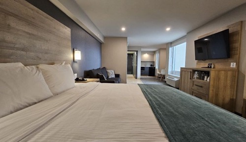 Habitación superior, 1 cama de matrimonio grande con sofá cama (Deluxe Kitchenette Suite 1 King Bed)