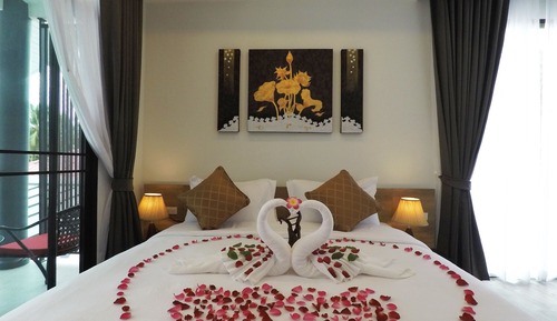 Honeymoon Suite, 1 King Bed, Non Smoking, Pool View