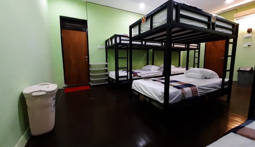 Dormitorio compartido, solo para hombres