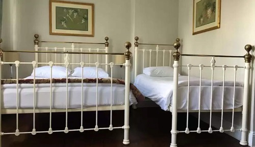 Habitación triple, varias camas