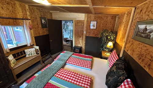 Cabaña romántica, 1 cama de matrimonio grande, no fumadores, baño privado (The Cabin)