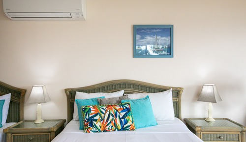 Estudio clásico, 2 camas de matrimonio, balcón, vistas al puerto deportivo