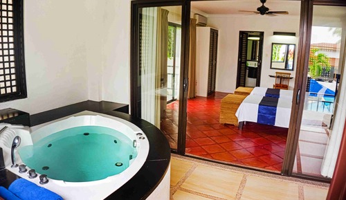 Suite, junto a la piscina