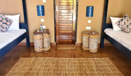 Habitación básica con 2 camas individuales, 2 camas individuales