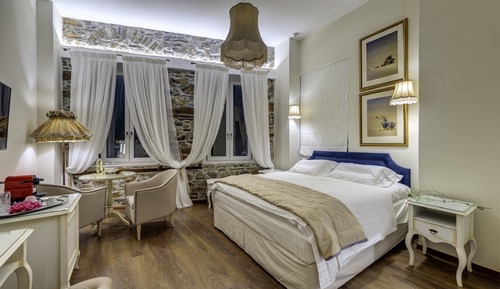 Suite superior, vistas parciales al mar