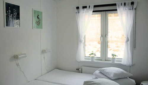 Habitación básica con 2 camas individuales