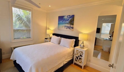 Estudio superior, 1 cama de matrimonio, frigorífico y microondas, vistas al jardín