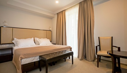 Habitación superior con 1 cama doble o 2 individuales, balcón