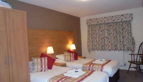 Habitación Confort con 1 cama doble o 2 individuales, baño privado, vistas al jardín