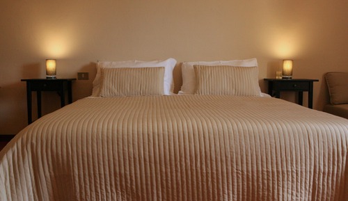 Habitación superior con 1 cama doble o 2 individuales, vistas al jardín