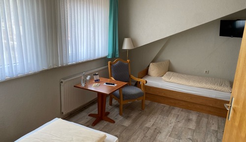 Habitación básica con 2 camas individuales