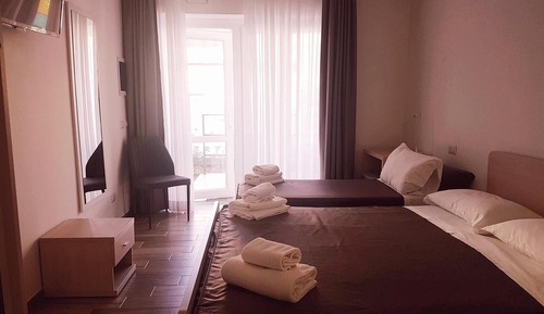 Habitación triple, vistas al jardín