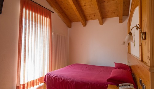 Habitación superior con 1 cama doble o 2 individuales (2 pax)