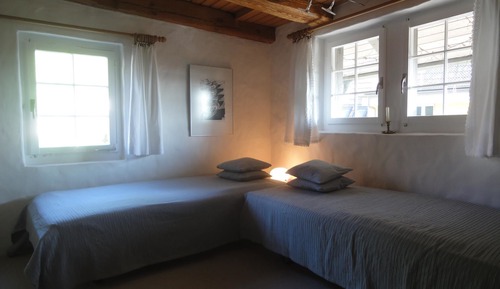 Habitación Confort con 1 cama doble o 2 individuales, baño compartido