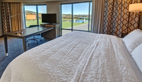 Habitación, 1 cama de matrimonio grande con sofá cama, frigorífico y microondas, en esquina