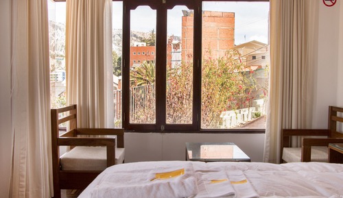 Deluxe Suite, 1 King Bed, City View, Mountainside