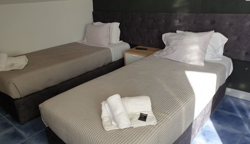 Habitación básica con 2 camas individuales