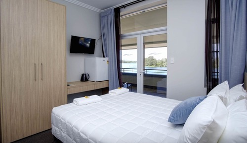 Habitación Deluxe doble, 1 cama de matrimonio, baño privado, vistas al lago