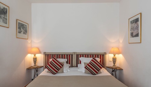 Habitación estándar con 1 cama doble o 2 individuales, vistas a la ciudad